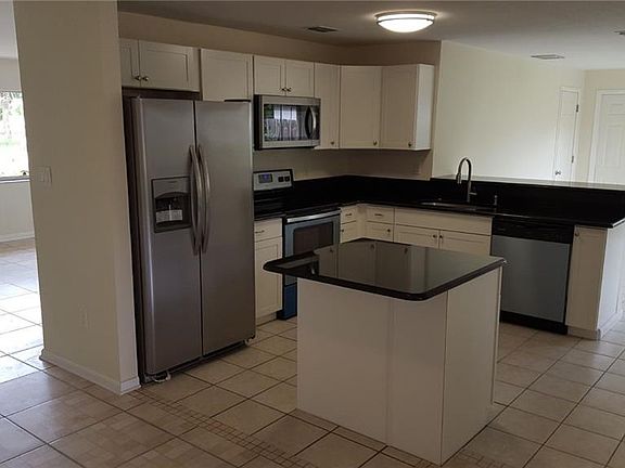 4th image of 1018 NE 3rd St