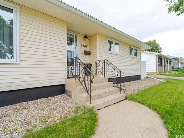 1048 11th AVENUE NW, Moose Jaw, SK S6H 4L5
