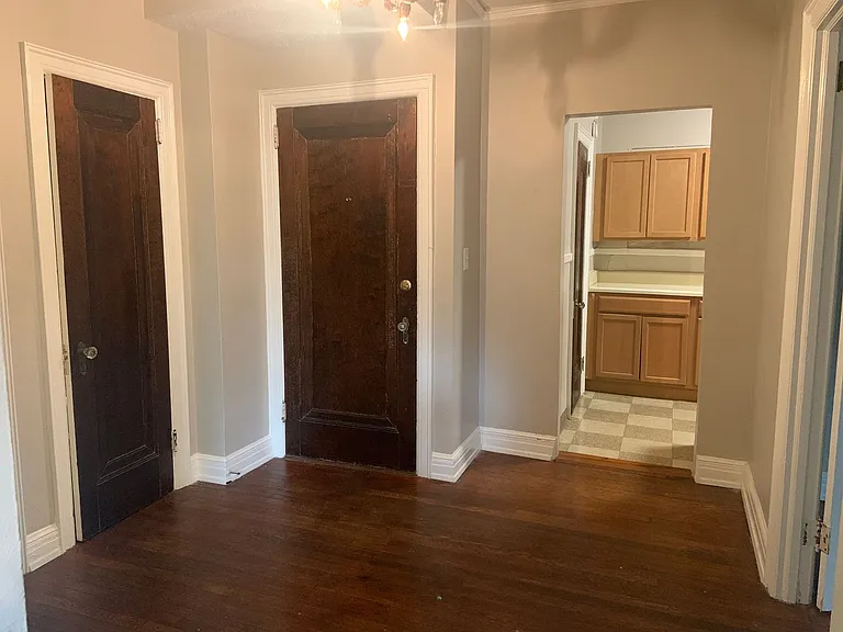 Winburn Court Apartments — Photo 11