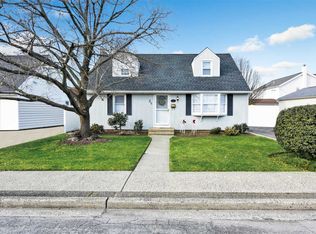 26 Ferney St, Hicksville, NY 11801