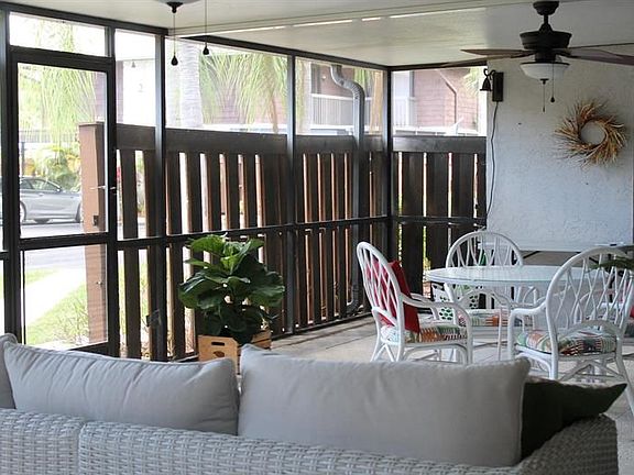 4th image of 301 SE Castle Ct #A