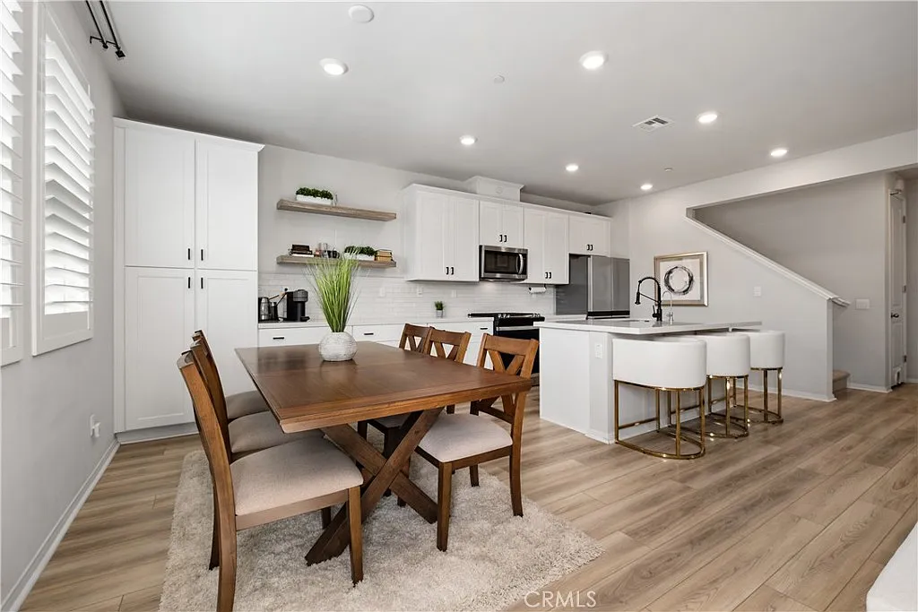 3 bed, 2.5 bath, 1889 sqft, $5,500 — Photo 3