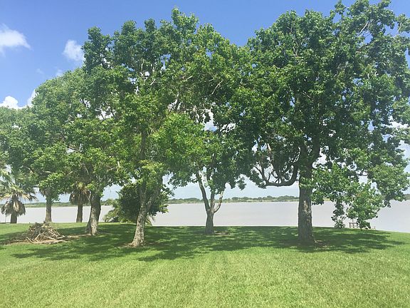 3rd image of 864 W Bayshore Dr