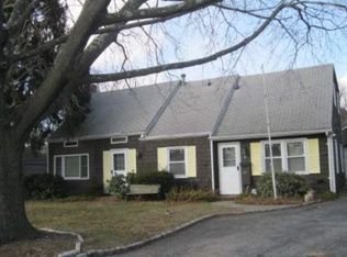 17 10th St, Carle Place, NY 11514