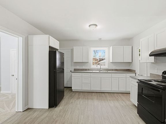 3rd image of 415 W 2nd St S