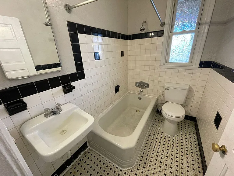 SH074-Lafayette Apartments — Photo 10