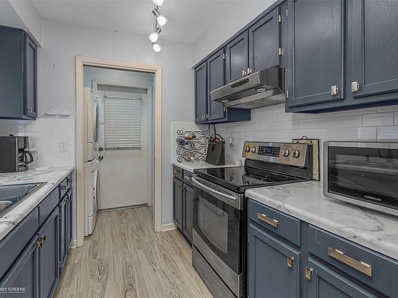 5th image of 10007 Saratoga Dr