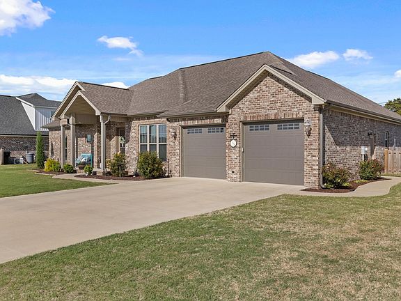 5th image of 208 Wynchase Dr E