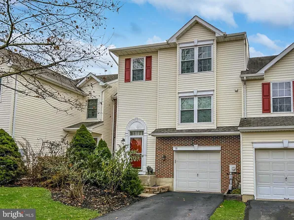 18 Hunt Club Dr, Collegeville, PA 19426