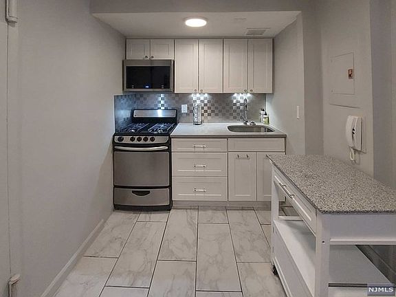 4th image of 420 Fairview Ave APT 3H