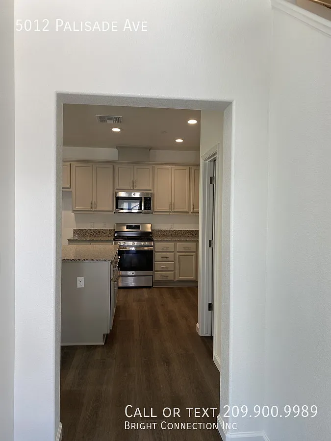 4 bed, 2.5 bath, 1724 sqft, $2,050 — Photo 2