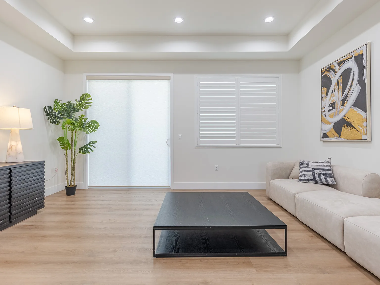 4 bed, 2325 sqft, $9,900 — Photo 3