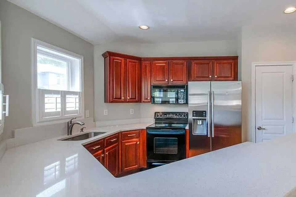 3 bed, 3.5 bath, 2325 sqft, $1,095 — Photo 3