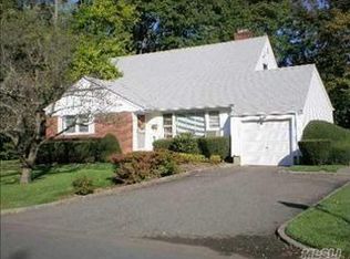 88 Fairfield Ln, Roslyn Heights, NY 11577