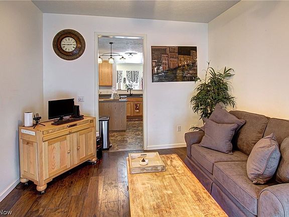 3rd image of 124 Stonepointe Dr