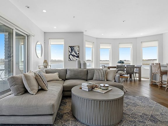 4th image of 60 Newbury St #1