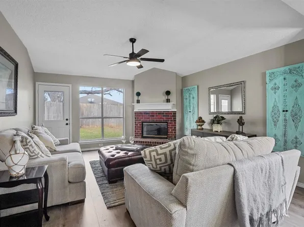 2420 Laurel Hill Ln, Fort Worth, TX 76133