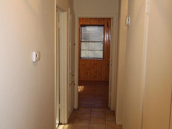 4th image of 2820 Hyde Park Cir