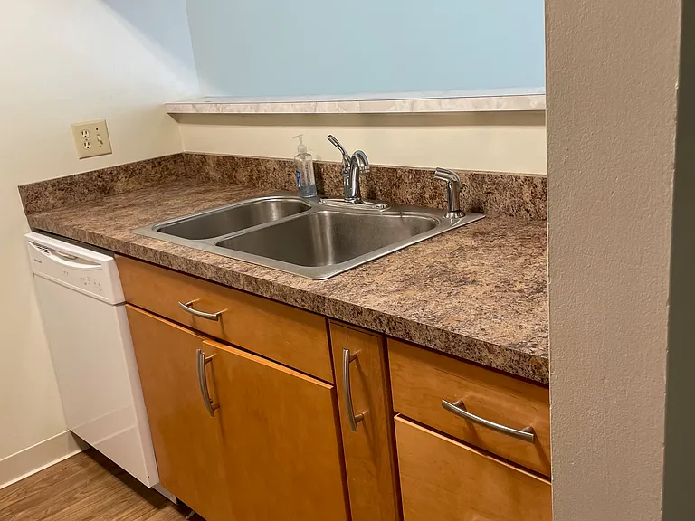 Grandin Club Apartments — Photo 6