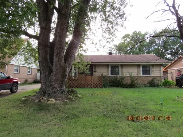 13000 W Playfield Dr, Crestwood, IL 60445