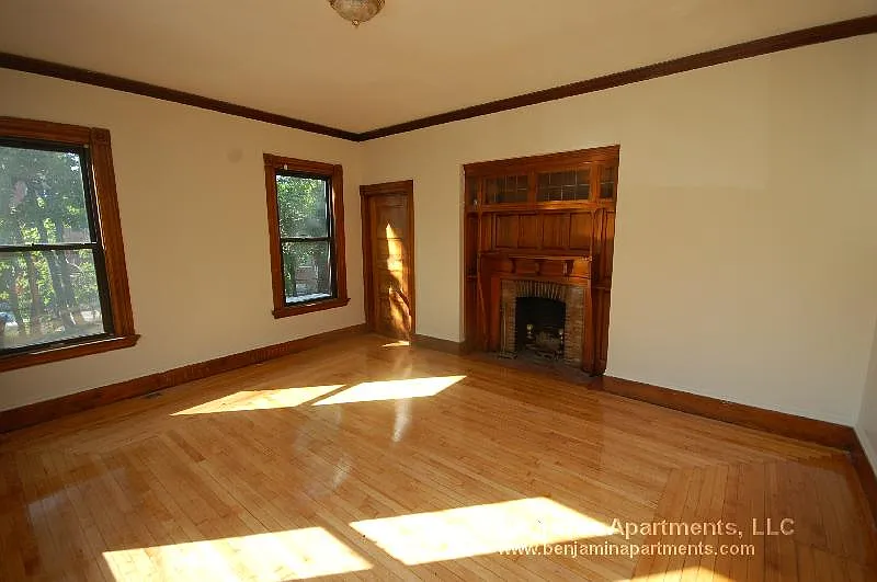 6 bed, 2.5 bath, 1777 sqft, $7,900 — Photo 2
