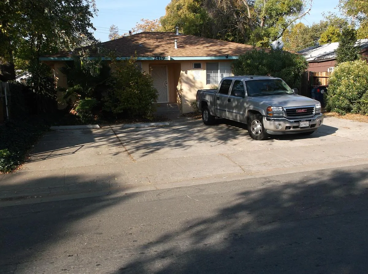 2419 Empress St APT D photo 1