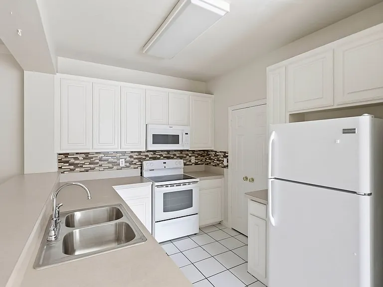 121 Wildwood Ct #300 — Photo 2