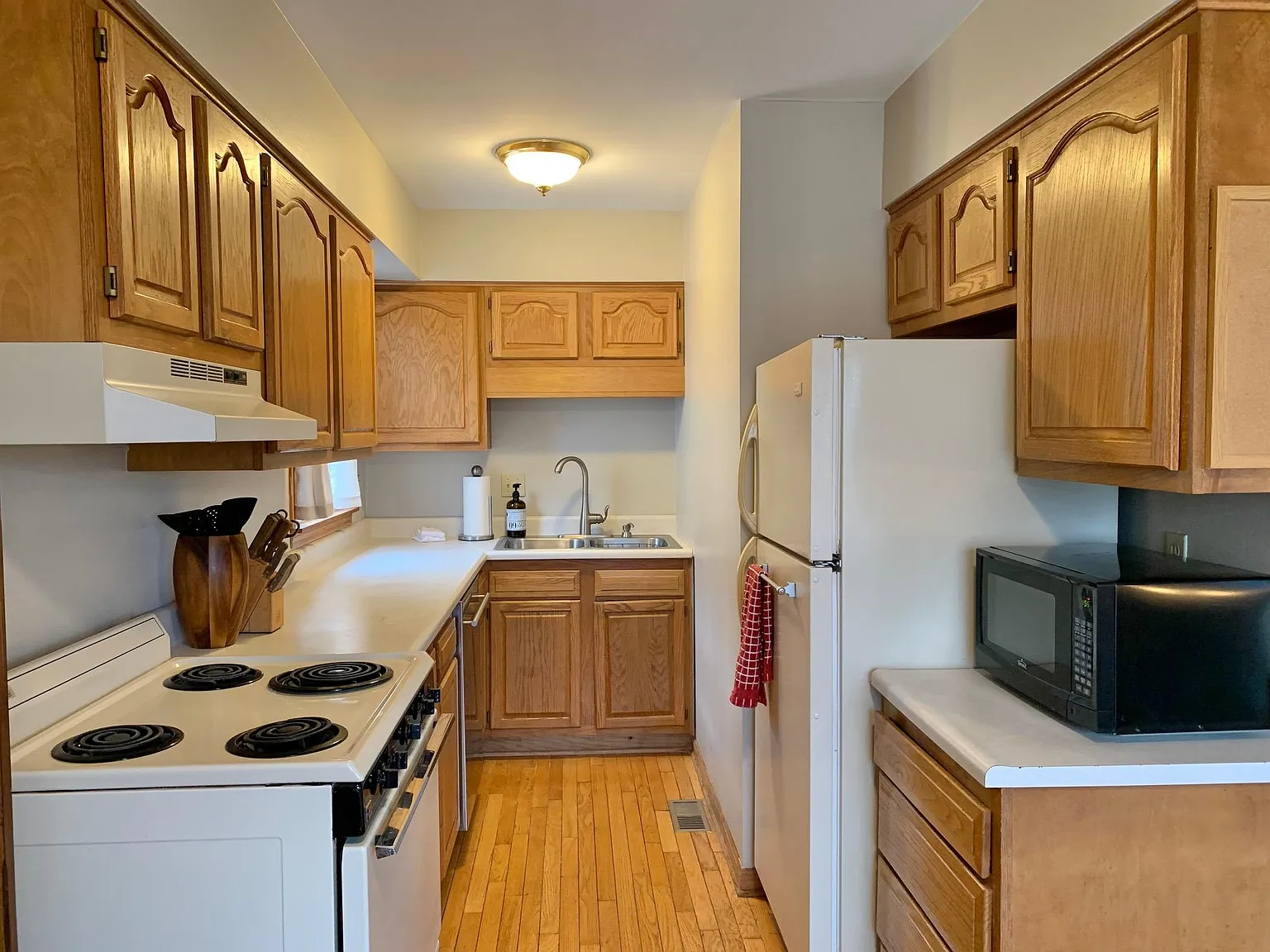 2 bed, 1000 sqft, $1,700 — Photo 3