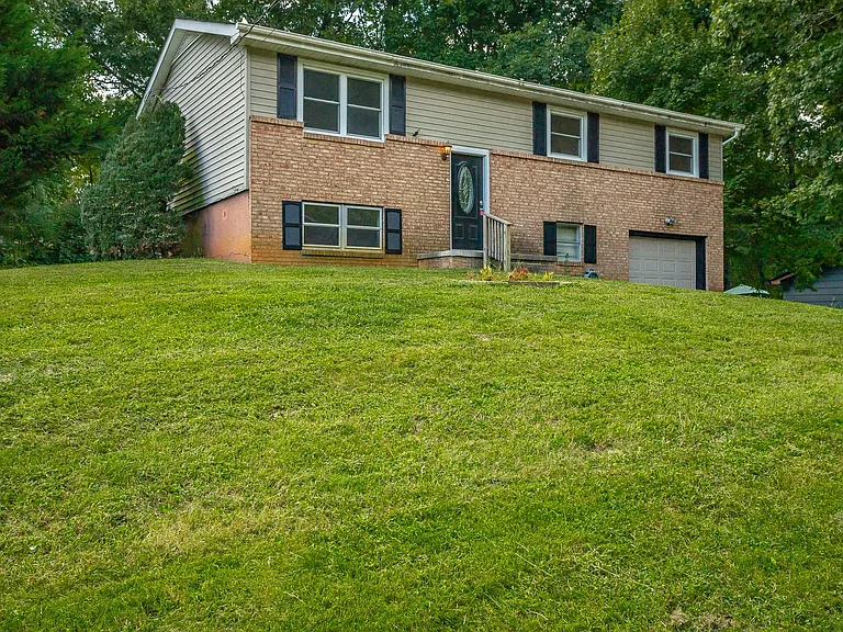 1364 Meadowood Dr — Photo 36