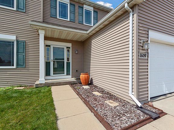 3rd image of 1609 Wildrose Way