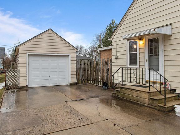 3rd image of 2436 Hickory Ln