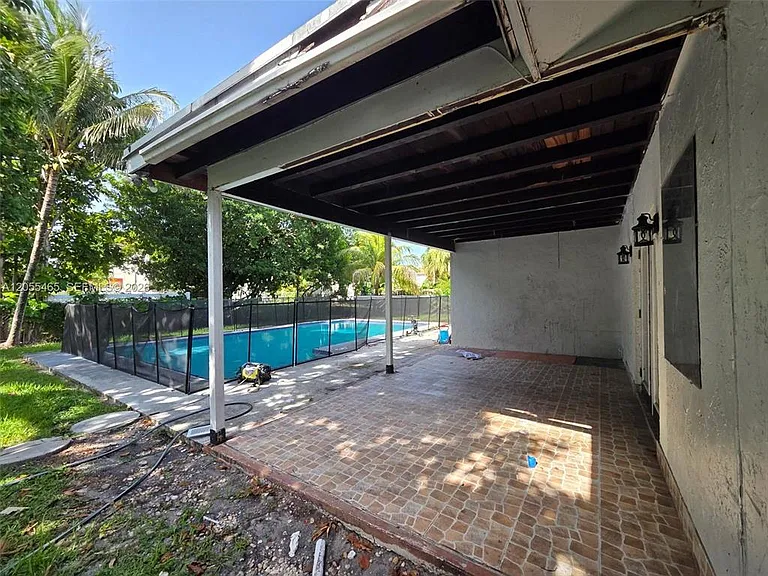 8227 NW 39th St — Photo 11