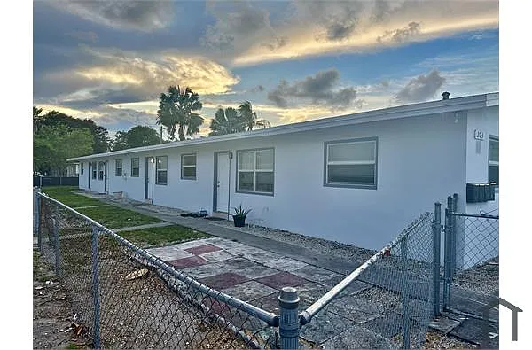 Building Photo - 203 NW 11th Ave #2