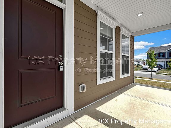 4th image of 592 Courtright Dr E