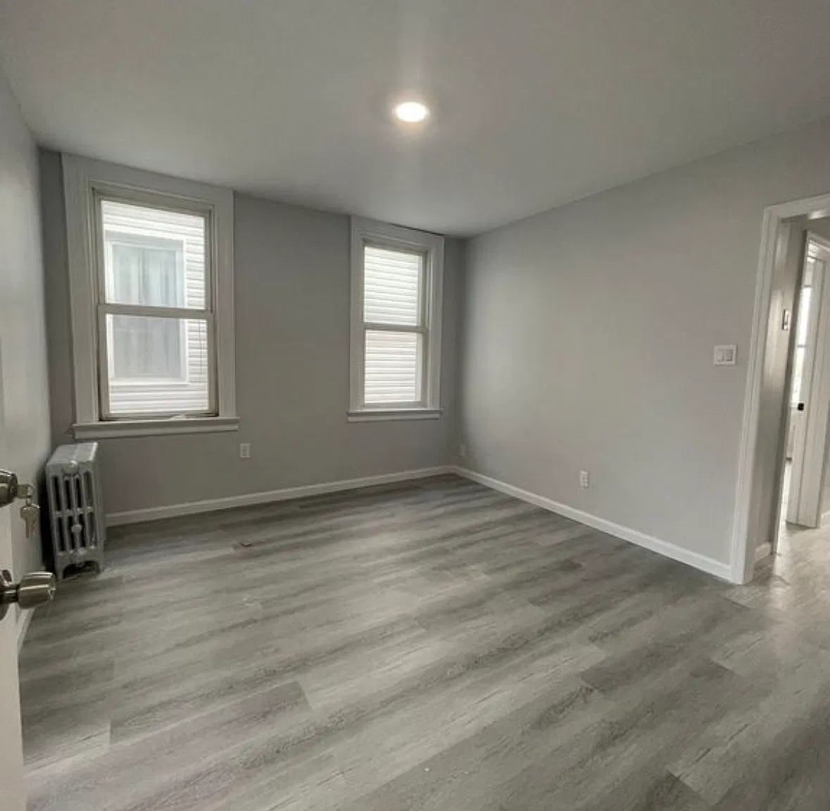 3 bed, 1000 sqft, $2,500 — Photo 2