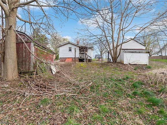 3rd image of 1664 Woods Rd