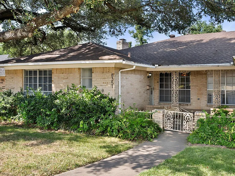 8351 Lullwater Dr — Photo 3