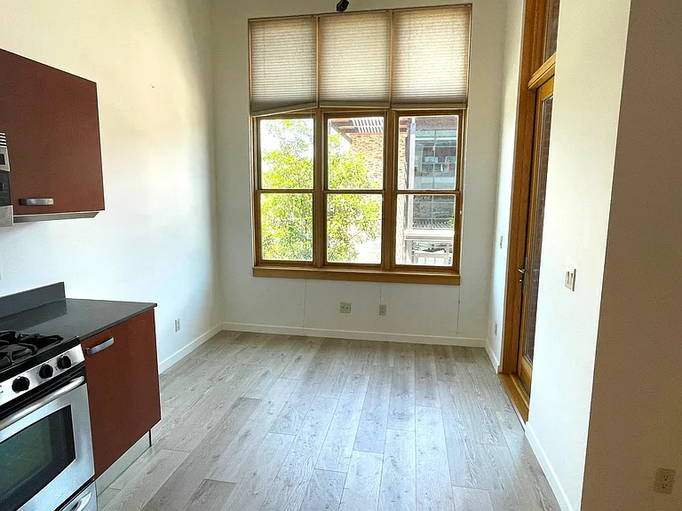 231 Robinson St #202 — Photo 4