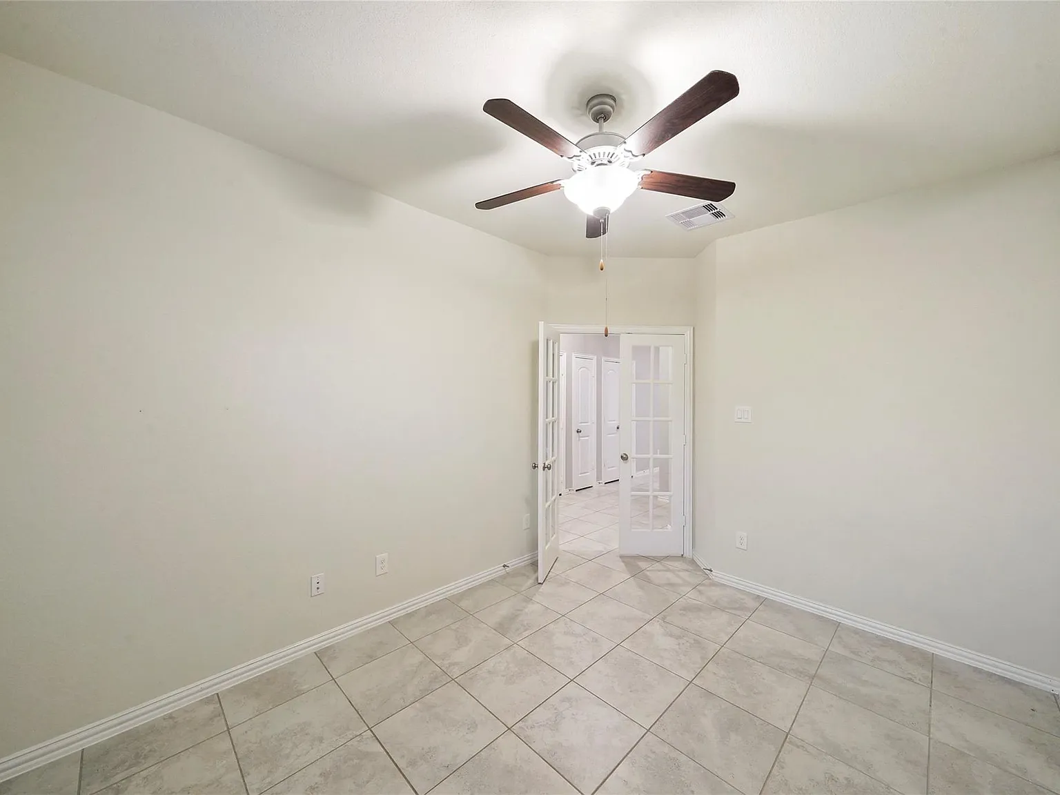 3 bed, 2.0 bath, 1876 sqft, $2,599 — Photo 4