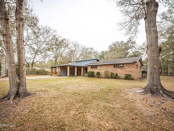 4th image of 3109 Holly Dr