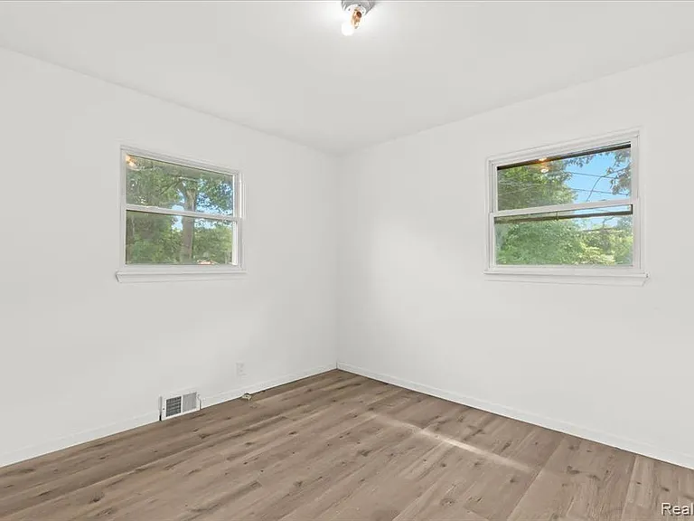 1919 Ackley Ave — Photo 9