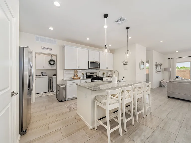 385 N Spring Flower Dr — Photo 2