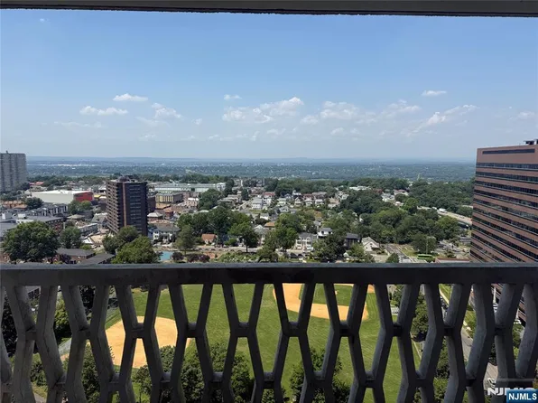2100 Linwood Ave APT 23H, Fort Lee, NJ 07024