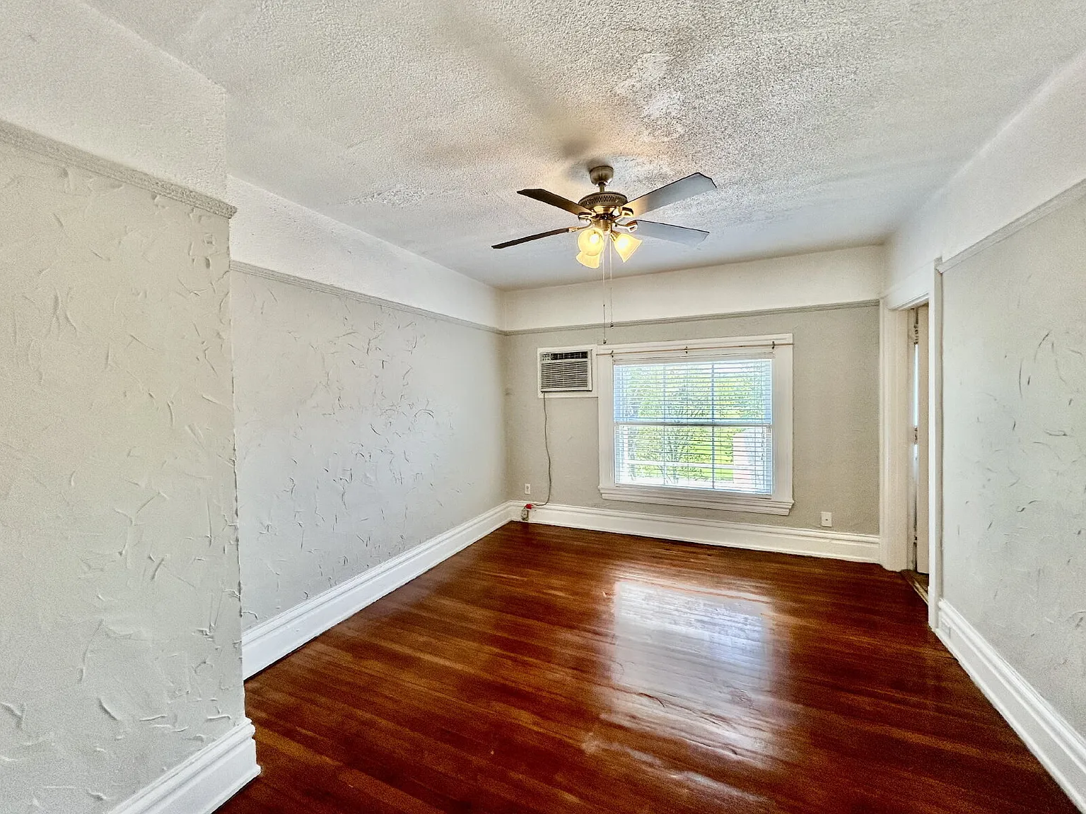 1 bed, 1.0 bath, 725 sqft, $975 — Photo 3