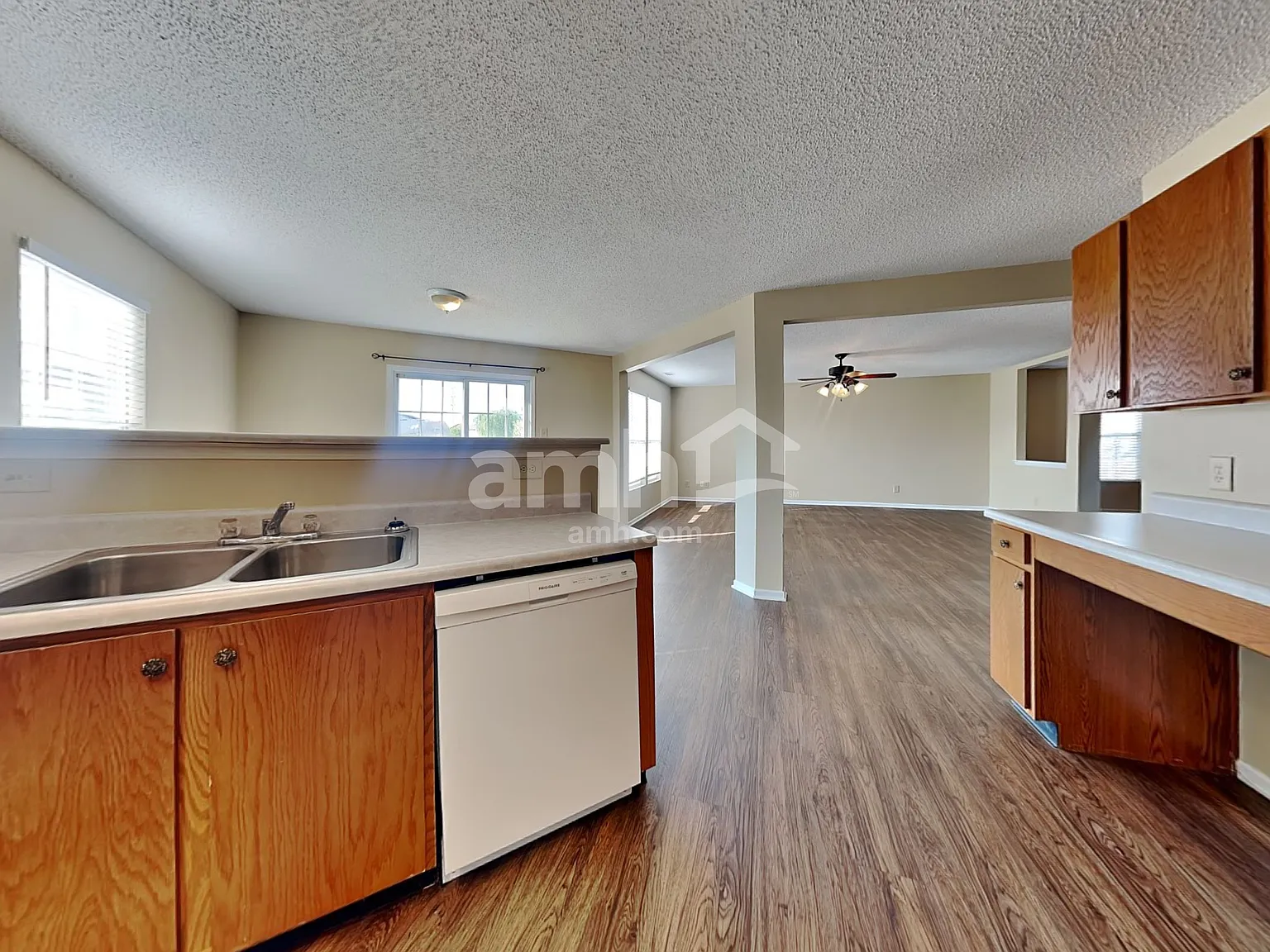 3 bed, 2.5 bath, 2610 sqft, $2,055 — Photo 3