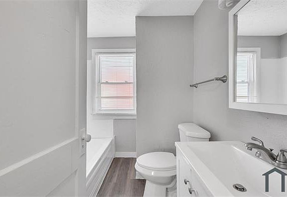 3rd image of 10409 Nelson Ave