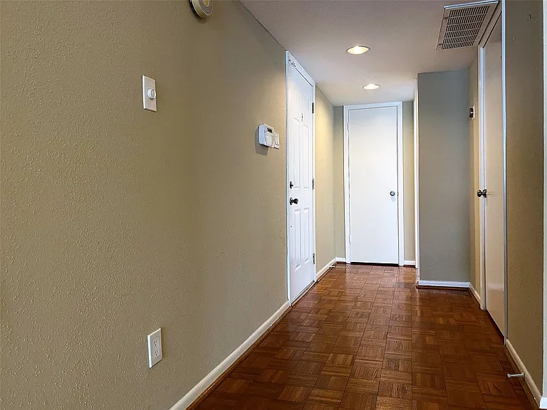 751 Bering Dr #B — Photo 3