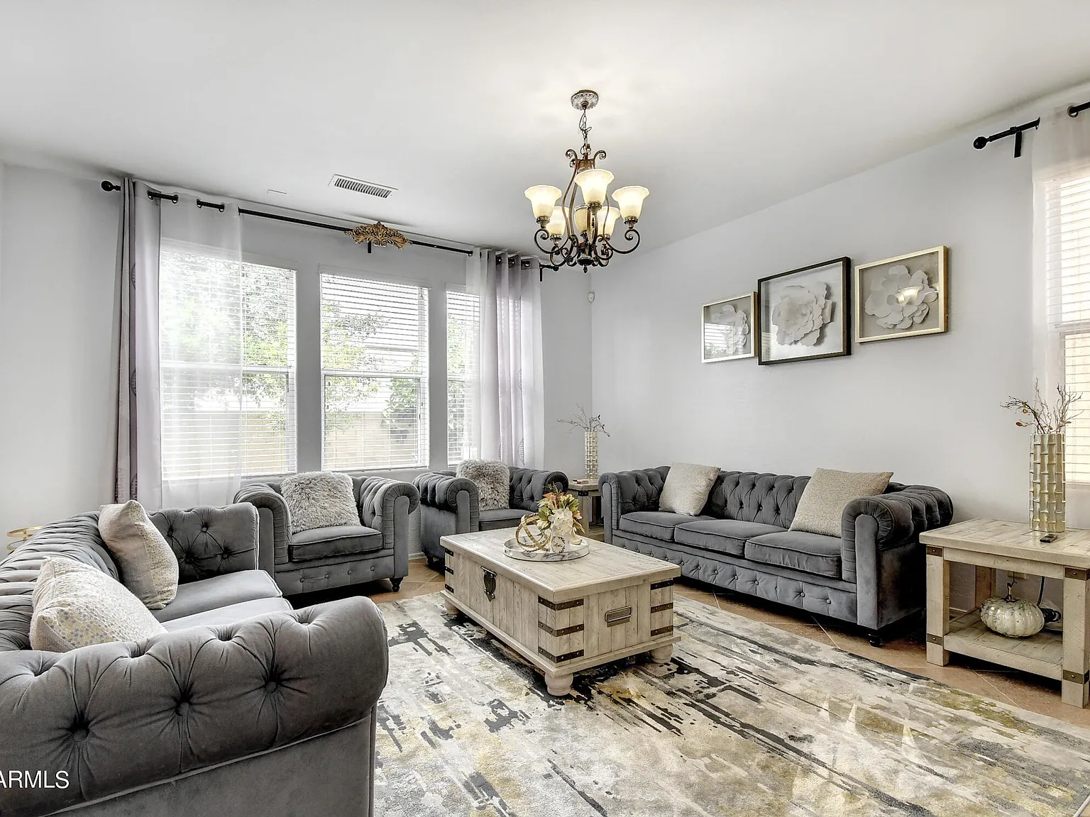 5 bed, 2.5 bath, 2760 sqft, $3,400 — Photo 3