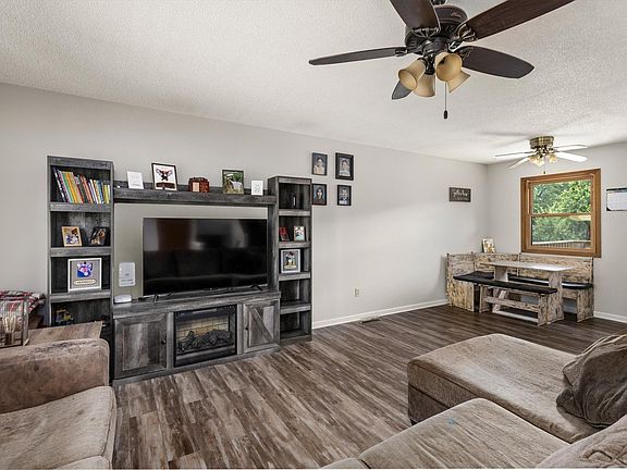 3rd image of 2304 Parkhill Dr