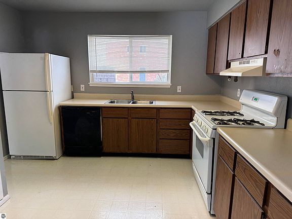 3rd image of 9306A Maryland St